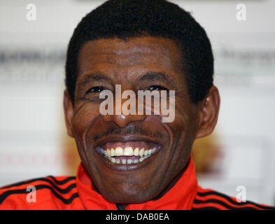 L'Athlète éthiopien Haile Gebrselassie marathon des gestes au cours d'une conférence de presse à Berlin, Allemagne, 23 septembre 2011. Haile Gebrselassie est un des meilleurs du monde runneres et un favori pour gagner le 38ème Marathon de Berlin le 25 septembre 2011. Photo : Stephanie Pilick Banque D'Images