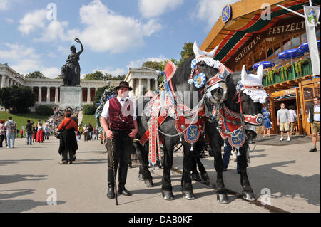 Un chariot est photographié à la Theresienwiese en face de la statue de la Bavière au cours de l'Oktoberfest à Munich, Allemagne, le 23 septembre 2011. La 178ème Oktoberfest se déroule jusqu'au 03 octobre 2011 dans la capitale bavaroise. Photo : Felix Hoerhager Banque D'Images