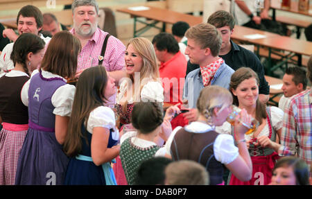 Visiteurs tente à bière chopes leur pain sur la Cannstatter Wasen à Stuttgart, Allemagne, 23 septembre 2011. Cannstatter Volksfest le 166e soit jusqu'au 09 octobre 2011 et les organisateurs s'attendent à ce que plus de quelques millions de visiteurs. Photo : THOMAS NIEDERMUELLER Banque D'Images