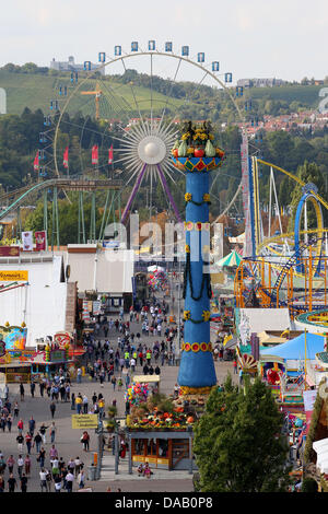 La colonne de fruits et la grande roue sont illustrés sur la Cannstatter Wasen à Stuttgart, Allemagne, 23 septembre 2011. Cannstatter Volksfest le 166e soit jusqu'au 09 octobre 2011 et les organisateurs s'attendent à ce que plus de quelques millions de visiteurs. Photo : THOMAS NIEDERMUELLER Banque D'Images