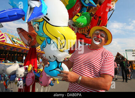 Rudi Balloni vend des ballons de toutes formes sur la Cannstatter Wasen à Stuttgart, Allemagne, 23 septembre 2011. Cannstatter Volksfest le 166e soit jusqu'au 09 octobre 2011 et les organisateurs s'attendent à ce que plus de quelques millions de visiteurs. Photo : THOMAS NIEDERMUELLER Banque D'Images