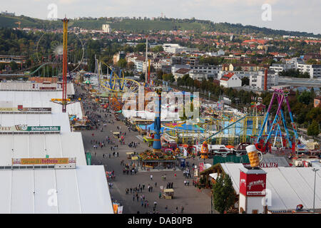 La colonne de fruits et la grande roue sont illustrés sur la Cannstatter Wasen à Stuttgart, Allemagne, 23 septembre 2011. Cannstatter Volksfest le 166e soit jusqu'au 09 octobre 2011 et les organisateurs s'attendent à ce que plus de quelques millions de visiteurs. Photo : THOMAS NIEDERMUELLER Banque D'Images