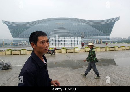 Haiquang Zhang, un travailleur de la construction de nouvelles siècle Centre Mondial à Chengdu, province du Sichuan, Chine. 06-mai-2013 Banque D'Images