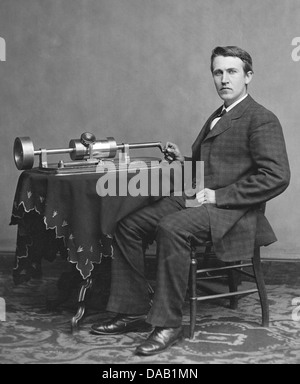 THOMAS Edison (1847-1931) l'inventeur américain avec son deuxième phonograph en avril 1878. Photo Matthew Brady Banque D'Images