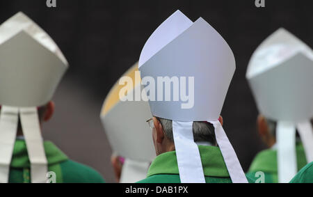 Les évêques prennent part le Pape Benoît XVI célèbre la messe au stade olympique de Berlin, Allemagne, 22 septembre 2011. Le chef de l'Église catholique romaine est en visite en Allemagne du 22 au 25 septembre 2011. Foto : Marcus Brandt Banque D'Images