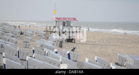 Beaucoup de chaises de plage s'asseoir sur la plage sur la mer du Nord à l'île de Sylt Westerland, Allemagne, 24 septembre 2011. Photo : ANGELIKA WARMUTH Banque D'Images