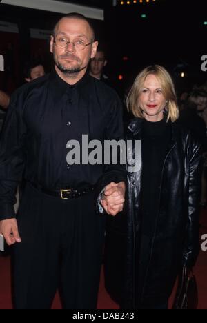 HOLLY HUNTER avec Janusz Kaminski au l'homme qui en savait trop peu 1997.k10474lr.(Image Crédit : © Lisa Rose/Photos/ZUMAPRESS.com) Globe Banque D'Images