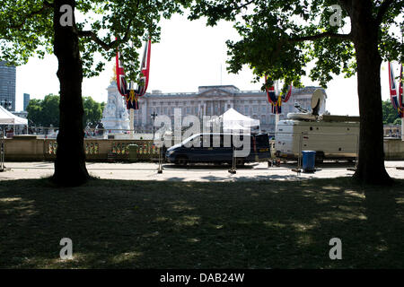 Londres, Royaume-Uni. 9e juillet 2013. L'extérieur de Buckingham Palace, les derniers préparatifs sont en cours pour l'iminent naissance du duc et la duchesse de Cambridge le premier enfant. Global media est descendu et mis en place des studios mobiles autour de l'avant du Palais. Le bébé est en raison d'un jour. Crédit : La Farandole Stock Photo/Alamy Live News Banque D'Images