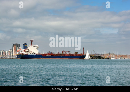 / L'huile de produits chimiques ; Fisher de Cumbrie amarré à Gosport, le port de Portsmouth. Banque D'Images