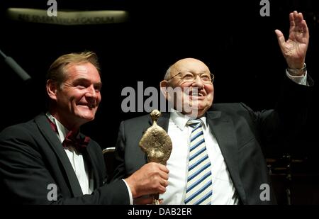 Le maire de Leipzig Burkhard Jung (SPD) remet les prix à Mendelssohn critique littéraire Marcel Reich-Ranicki (R) à la Leipziger Gewandhaus de Leipzig, Allemagne, 24 septembre 2011. Photo : Peter Endig Banque D'Images