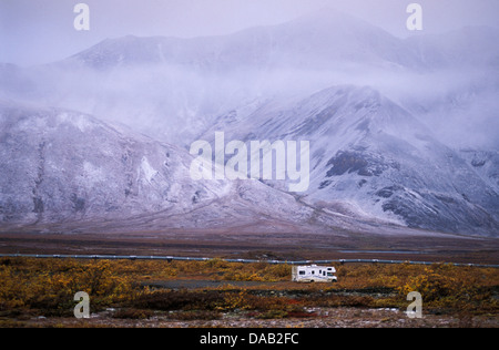 Motor Home, col Atigun, Dalton Highway, Alaska, USA, vacances, voyage, brouillard, neige, froid, Automne, couleurs, enneigés, montagnes, collines Banque D'Images