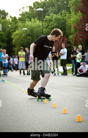 L'homme à travers les cônes de slalom roller Banque D'Images