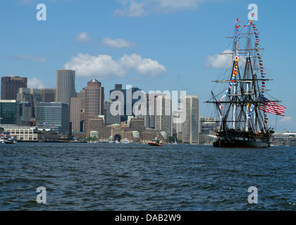 L'USS Constitution est en cours pour célébrer le 237e anniversaire de l'Amérique pour le 4e annuel de juillet turnaround croisière. Plus Banque D'Images