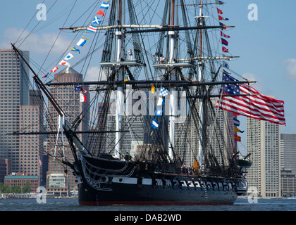 L'USS Constitution est en cours pour célébrer le 237e anniversaire de l'Amérique pour le 4e annuel de juillet turnaround croisière. Plus Banque D'Images