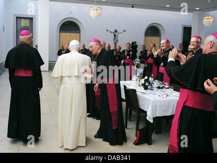 Le pape Benoît XVI. (2-L) est la bienvenue pour le déjeuner par les membres de la conférence épiscopale allemande et de l'entourage pontifical dans le prêtre seminary à Freiburg, Allemagne, 25 septembre 2011. Le pape visitted Allemagne du 22 au 25 septembre 2011. Photo : WOLFGANG RADTKE Banque D'Images