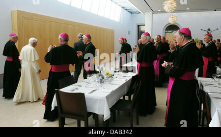 Le pape Benoît XVI. (2-L) est la bienvenue pour le déjeuner par les membres de la conférence épiscopale allemande et de l'entourage pontifical dans le prêtre seminary à Freiburg, Allemagne, 25 septembre 2011. Le pape visitted Allemagne du 22 au 25 septembre 2011. Photo : WOLFGANG RADTKE Banque D'Images