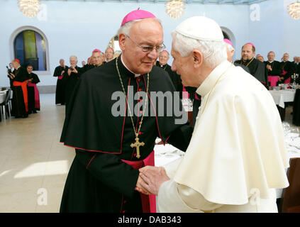 Le pape Benoît XVI est accueilli pour le déjeuner par Mgr Heinz-Josef Marsannay-la-Côte (L) dans le prêtre seminary à Freiburg, Allemagne, 25 septembre 2011. Le pape visitted Allemagne du 22 au 25 septembre 2011. Photo : WOLFGANG RADTKE Banque D'Images