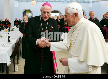 Le pape Benoît XVI est accueilli pour le déjeuner par le Nonce Apostolique Jean-Claude Perisset (L) dans le prêtre seminary à Freiburg, Allemagne, 25 septembre 2011. Le pape visitted Allemagne du 22 au 25 septembre 2011. Photo : WOLFGANG RADTKE Banque D'Images