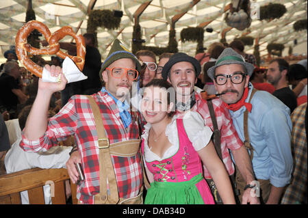 Les visiteurs danois posent à l'intérieur le Hofbraeu chapiteau est vu à l'Oktoberfest, la fête de la bière sur la Theresienwiese à Munich, Allemagne, 25 septembre 2011. 3,5 millions de personnes ont visité le fetival jusqu'à présent. La 178e fête de la bière de Munich se poursuit jusqu'au 3 octobre 2011 et attire des visiteurs de partout dans le monde chaque année. Photo : FELIX HOERHAGER Banque D'Images