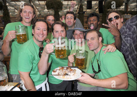 Les visiteurs américains posent à l'intérieur le Hofbraeu chapiteau est vu à l'Oktoberfest, la fête de la bière sur la Theresienwiese à Munich, Allemagne, 25 septembre 2011. 3,5 millions de personnes ont visité le fetival jusqu'à présent. La 178e fête de la bière de Munich se poursuit jusqu'au 3 octobre 2011 et attire des visiteurs de partout dans le monde chaque année. Photo : FELIX HOERHAGER Banque D'Images