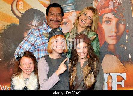 Mercedes Jadea Diaz (L-R), Jonas Haemmerle, Valeria Eisenbart Guenther Kaufmann et Eva Padberg arrivent pour la première de leur film 'Wickie auf grosser Fahrt' ('Wickie on tour') à Munich, Allemagne, 25 septembre 2011. Le disciple de 'Wicki et les hommes forts" sera diffusée le 29 septembre 2011. Photo : URSULA DUEREN Banque D'Images