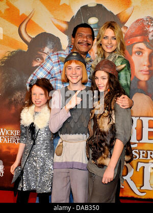 Mercedes Jadea Diaz (L-R), Jonas Haemmerle, Valeria Eisenbart Guenther Kaufmann et Eva Padberg arrivent pour la première de leur film 'Wickie auf grosser Fahrt' ('Wickie on tour') à Munich, Allemagne, 25 septembre 2011. Le disciple de 'Wicki et les hommes forts" sera diffusée le 29 septembre 2011. Photo : URSULA DUEREN Banque D'Images