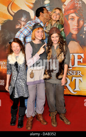 Mercedes Jadea Diaz (L-R), Jonas Haemmerle, Valeria Eisenbart, Guenther Kaufmann et Eva Padberg arrivent pour la première de leur film 'Wickie auf grosser Fahrt' ('Wickie on tour') à Munich, Allemagne, 25 septembre 2011. Le disciple de 'Wicki et les hommes forts" sera diffusée le 29 septembre 2011. Photo : URSULA DUEREN Banque D'Images