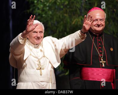 Le pape Benoît XVI (L) vague à la foule après qu'il prononce un discours à Fribourg dans la salle de concert, l'Allemagne, 25 septembre 2011. À sa droite est vu la tête de l'église catholique en Allemagne, Robert Zollitsch. Le chef de l'Église catholique romaine est en visite en Allemagne du 22 au 25 septembre 2011. Foto : Michael Kappeler/dpa lsw  + + +(c) afp - Bildfunk + + + Banque D'Images