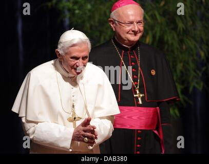 Le pape Benoît XVI (L) vague à la foule après qu'il prononce un discours à Fribourg dans la salle de concert, l'Allemagne, 25 septembre 2011. À sa droite est vu la tête de l'église catholique en Allemagne, Robert Zollitsch. Le chef de l'Église catholique romaine est en visite en Allemagne du 22 au 25 septembre 2011. Foto : Michael Kappeler/dpa lsw  + + +(c) afp - Bildfunk + + + Banque D'Images