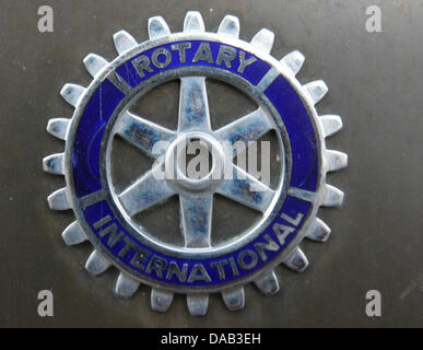 (Afp) - Une archive photo, datée du 1 mars 2008, montre le logo de l'organisation chairty Rotary International sur l'affichage à Freiburg, Allemagne. Photo : Patrick Seeger Banque D'Images