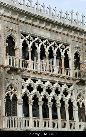 La Ca' d'Oro Palace ('Golden house') est considéré sur le Grand Canal à Venise, Italie, 27 mai 2011. Le nom du palais résulte de la doré et les décorations extérieures polychrome qui ornait les murs. Le palais a été construit entre 1421 et 1442. Photo : Waltraud Grubitzsch Banque D'Images