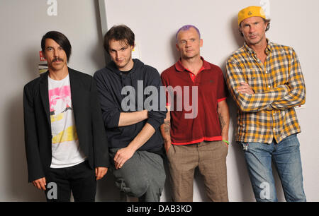 Singer Anthony Kiedis (L-R), Josh Klinghoffer guitarrist, le bassiste Michael 'Hunter' Balzary et le batteur Chad Smith de l'US groupe Red Hot Chili Peppers poser pendant une entrevue à Cologne, Allemagne, 01 SDeptember 2011. Photo : Jan Knoff Banque D'Images