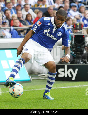 La Jefferson Farfan Schalke passe le ballon au cours de la Bundesliga match de football entre le FC Schalke 04 et SC Freiburg à l'VeltinsArena à Gelsenkirchen, Allemagne, 24 septembre 2011. Schalke a gagné par 4-2. Photo : Friso Gentsch Banque D'Images