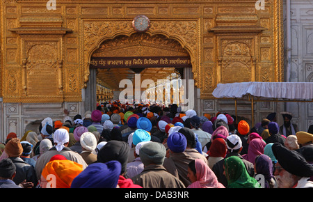 Plus d'or, temples, Amritsar, sanctum, prier, la religion, la foi, les croyants, les créanciers, foule, gens, attente, baignade, patient, Banque D'Images