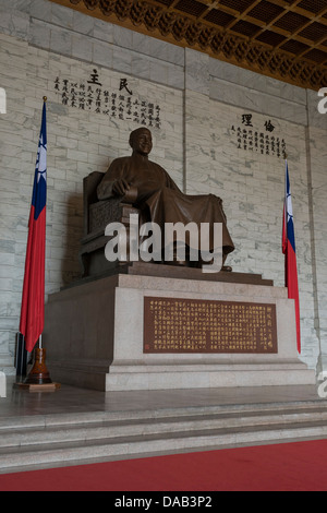 Assis Statue en bronze de Président Chiang Kai-shek, Chiang Kai-shek Memorial Hall, Taipei, Taiwan Banque D'Images