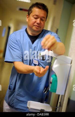 Directeur du Centre d'infectiologie de l'hôpital Essen-Mitte, Uwe Werfel, désinfecte Wö ses mains à Essen, Allemagne, 23 septembre 2011. Les infections hospitalières sont l'une des principales raisons de complications dans les hôpitaux allemands. Photo : Marius Becker Banque D'Images