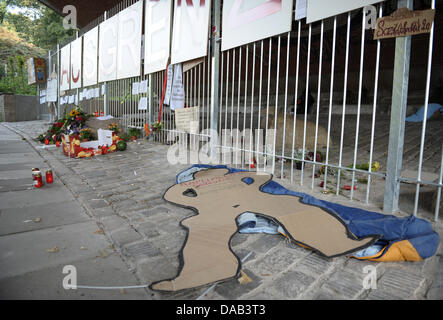 Affiches de protestation sont fixés à une clôture sous un pont à Hambourg, Allemagne, 26 septembre 2011. Sous le pont sans-abri a dormi pendant des années jusqu'à ce que le bureau de district construit la clôture pour 18 000 euros. La clôture doit éviter la zone du sans-abri. Photo : CHRISTIAN CARISIUS Banque D'Images