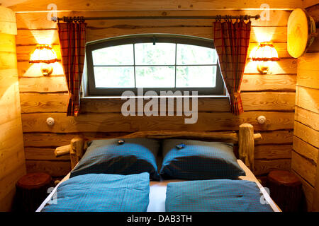 L'intérieur d'une cabane dans l'est vu dans le parc aventure Liste' dans 'Neckarwestheim, Allemagne, 26 septembre 2011. Le parc aventure Accueil' 'configurer cinq cabanes à fournir des hôtes rustique près de son parc animalier. Les cabanes peuvent accueillir jusqu'à six personnes avec le confort habituel de chambres d'hôtel. Photo : Tobias KLEINSCHMIDT Banque D'Images