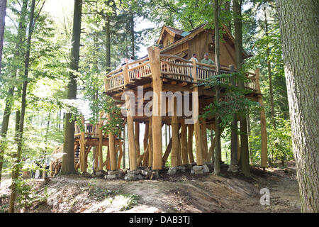 Visiteur se tient sur un balcon d'une cabane dans le parc aventure Liste' dans 'Neckarwestheim, Allemagne, 26 septembre 2011. Le parc aventure Accueil' 'configurer cinq cabanes à fournir des hôtes rustique près de son parc animalier. Les cabanes peuvent accueillir jusqu'à six personnes avec le confort habituel de chambres d'hôtel. Photo : Tobias KLEINSCHMIDT Banque D'Images