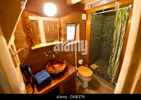 L'intérieur d'une cabane dans l'est vu dans le parc aventure Liste' dans 'Neckarwestheim, Allemagne, 26 septembre 2011. Le parc aventure Accueil' 'configurer cinq cabanes à fournir des hôtes rustique près de son parc animalier. Les cabanes peuvent accueillir jusqu'à six personnes avec le confort habituel de chambres d'hôtel. Photo : Tobias KLEINSCHMIDT Banque D'Images