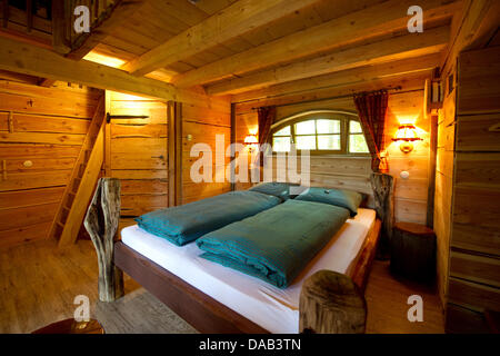 L'intérieur d'une cabane dans l'est vu dans le parc aventure Liste' dans 'Neckarwestheim, Allemagne, 26 septembre 2011. Le parc aventure Accueil' 'configurer cinq cabanes à fournir des hôtes rustique près de son parc animalier. Les cabanes peuvent accueillir jusqu'à six personnes avec le confort habituel de chambres d'hôtel. Photo : Tobias KLEINSCHMIDT Banque D'Images