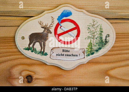Non-fumeur-sign est fixé à une cabane du parc aventure Liste' dans 'Neckarwestheim, Allemagne, 26 septembre 2011. Le parc aventure Accueil' 'configurer cinq cabanes à fournir des hôtes rustique près de son parc animalier. Les cabanes peuvent accueillir jusqu'à six personnes avec le confort habituel de chambres d'hôtel. Photo : Tobias KLEINSCHMIDT Banque D'Images