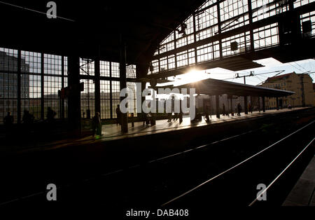 Les passagers sont debout sur une estrade devant le Reichstag et attendre une Deutsche Bahn train à la gare de Friedrichstrasse à Berlin, Allemagne, 20 septembre 2011. Photo : Jens Wolf Banque D'Images