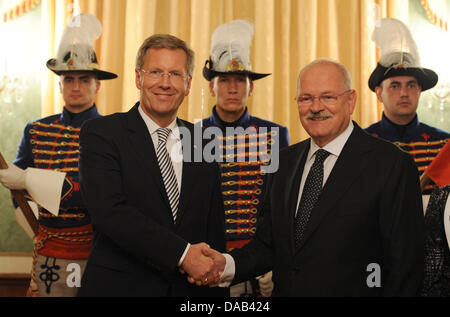 Le Président allemand Christian Wulff (L) est accueilli par le président slovaque Ivan Gasparovic dans le palais présidentiel à Bratislava, Slovaquie, 26 septembre 2011. Wulff se réunira les politiciens et les entrepreneurs au cours de sa visite de deux jours. Photo : Rainer Jensen Banque D'Images