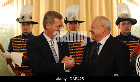 Le Président allemand Christian Wulff (L) est accueilli par le président slovaque Ivan Gasparovic dans le palais présidentiel à Bratislava, Slovaquie, 26 septembre 2011. Wulff se réunira les politiciens et les entrepreneurs au cours de sa visite de deux jours. Photo : Rainer Jensen Banque D'Images