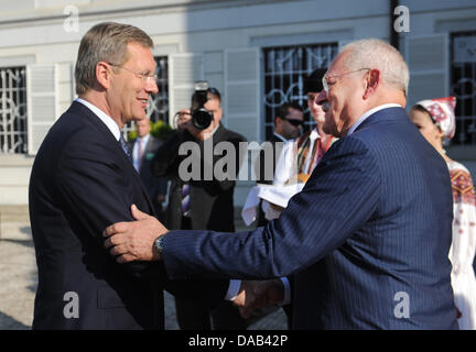 Le Président allemand Christian Wulff (L) est accueilli par le président slovaque Ivan Gasparovic devant le palais présidentiel à Bratislava, Slovaquie, 27 septembre 2011. Wulff se réunira les politiciens et les entrepreneurs au cours de sa visite de deux jours. Photo : RAINER JENSEN Banque D'Images