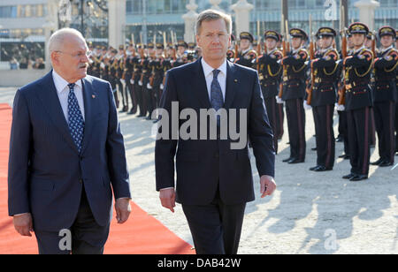 Le Président allemand Christian Wulff (R) est accueilli avec les honneurs militaires par le président slovaque Ivan Gasparovic devant le palais présidentiel à Bratislava, Slovaquie, 27 septembre 2011. Wulff se réunira les politiciens et les entrepreneurs au cours de sa visite de deux jours. Photo : RAINER JENSEN Banque D'Images