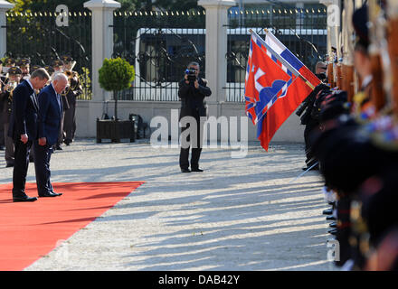 Le Président allemand Christian Wulff (L) est accueilli avec les honneurs militaires par le président slovaque Ivan Gasparovic devant le palais présidentiel à Bratislava, Slovaquie, 27 septembre 2011. Wulff se réunira les politiciens et les entrepreneurs au cours de sa visite de deux jours. Photo : RAINER JENSEN Banque D'Images