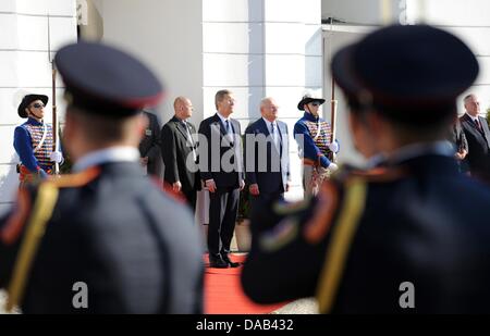 Le Président allemand Christian Wulff (C) est accueilli avec les honneurs militaires par le président slovaque Ivan Gasparovic devant le palais présidentiel à Bratislava, Slovaquie, 27 septembre 2011. Wulff se réunira les politiciens et les entrepreneurs au cours de sa visite de deux jours. Photo : RAINER JENSEN Banque D'Images