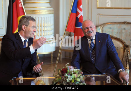 Le Président allemand Christian Wulff (L) et le président slovaque Ivan Gasparovic rencontrez pour des entretiens dans le palais présidentiel à Bratislava, Slovaquie, 27 septembre 2011. Wulff se réunira les politiciens et les entrepreneurs au cours de sa visite de deux jours. Photo : RAINER JENSEN Banque D'Images